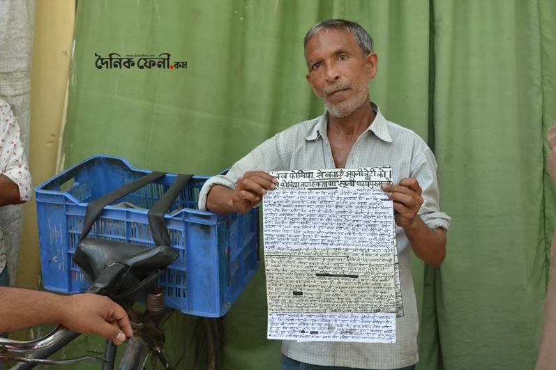 হাতে লিখে ১৭বছর খবরের কাগজ প্রকাশ করছেন দীনেশ