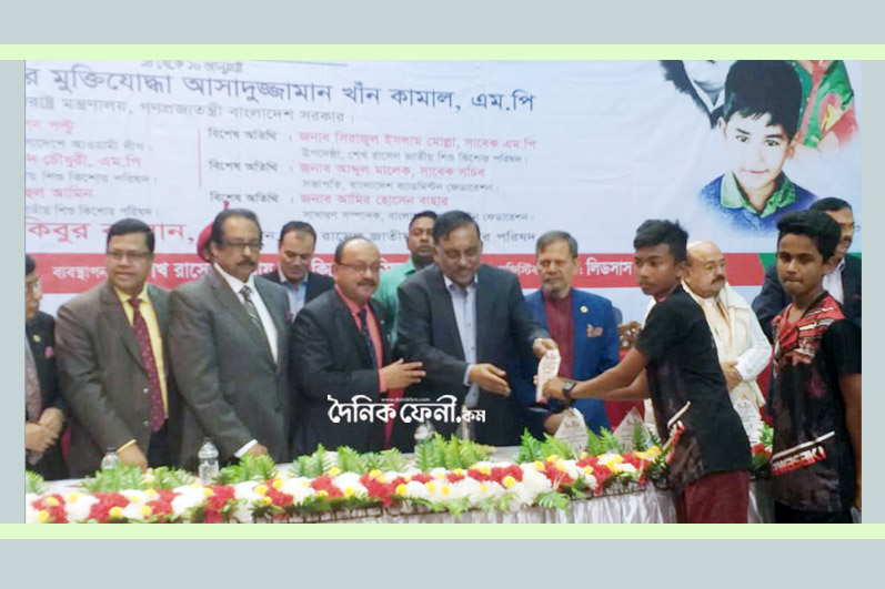জাতীয় স্কুল ব্যাডমিন্টন টুর্নামেন্টে ফেনীর ছেলেরা চ্যাম্পিয়ন 
