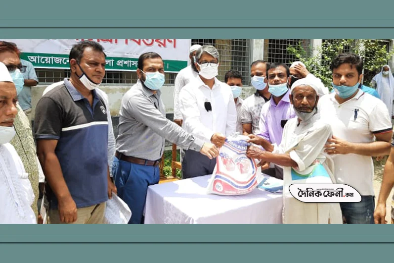 শতাধিক ক্ষুদে ব্যবসায়ী পেল খাদ্য সামগ্রী উপহার