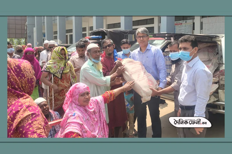ফেনীতে দৃষ্টি প্রতিবন্ধীদের খাদ্য সহায়তা প্রদান