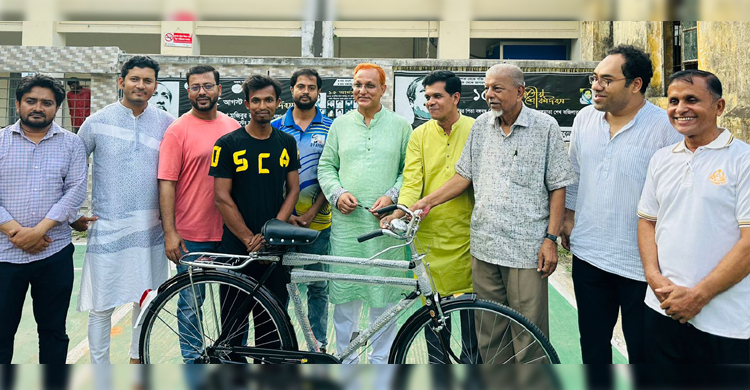 পত্রিকা বিপণন কর্মীদের ঈদ উপহার দিলেন মিজানুর রহমান