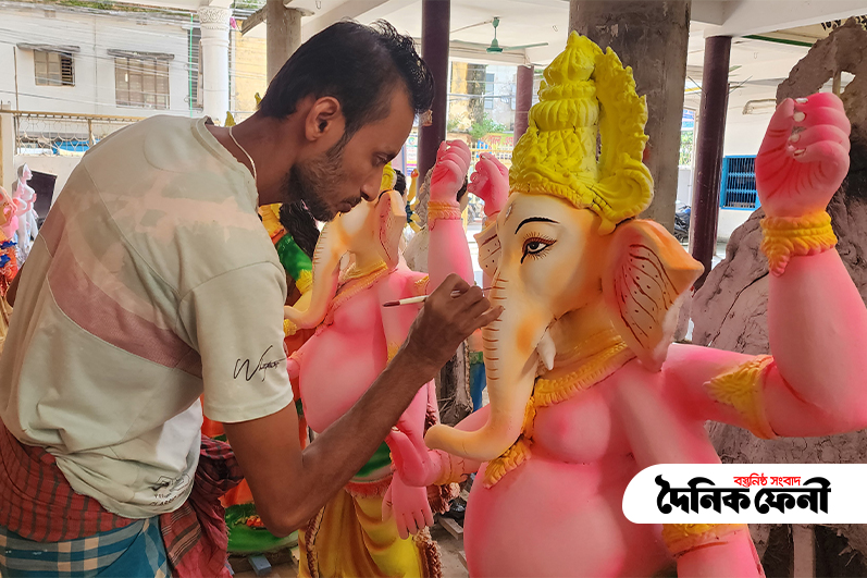 ফেনীতে ১৪৬ মন্ডপে চলছে দুর্গাপূজার উদযাপনের প্রস্তুতি : বন্যায় দুর্গাপূজার আমেজ কমেছে
