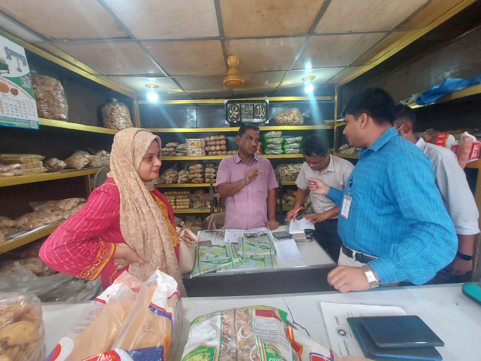 বাজারে অনিয়মে কড়াকড়ি, ছাগলনাইয়ায় প্রশাসনের অভিযানে ৪ প্রতিষ্ঠানকে জরিমানা