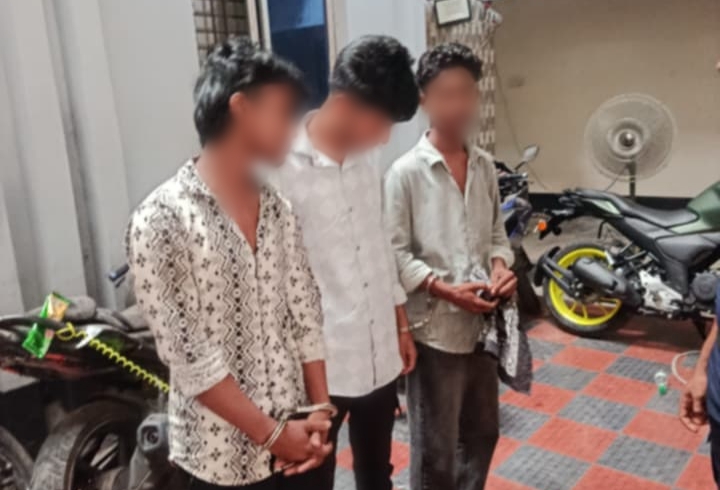 ১৭ বছরের দুই ছাত্রলীগ কর্মীকে ১৮ দেখিয়ে কারাগারে পাঠানোর অভিযোগ