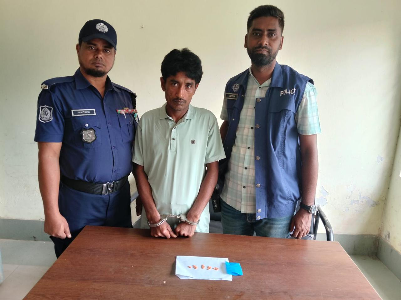 ফুলগাজীতে ২২ পিস ইয়াবাসহ মাদক কারবারি গ্রেপ্তার