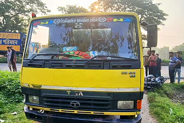 ফেনীতে পৃথক দুর্ঘটনায় সড়কে ঝরল দুই প্রাণ