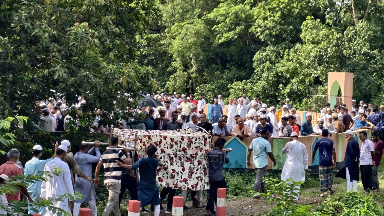 পাশাপাশি কবরে শায়িত হলেন ফুলগাজীর সেই মা-মেয়ে