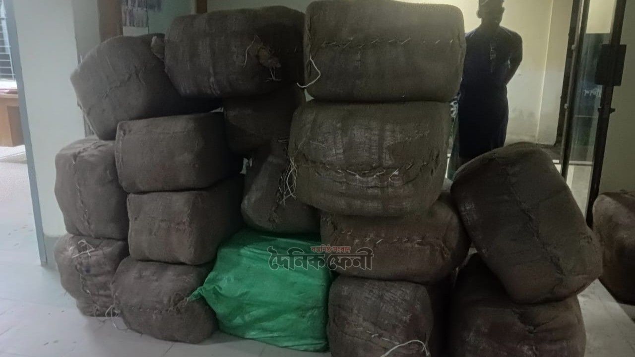 ফুলগাজীতে চোরাচালান পণ্য আটক করল স্থানীয়রা