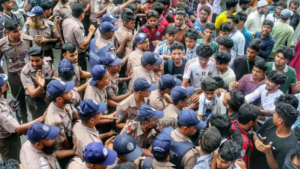 সায়েন্সল্যাব ছেড়ে শিক্ষা বোর্ড অভিমুখে শিক্ষার্থীরা, পথে পুলিশি বাধা
