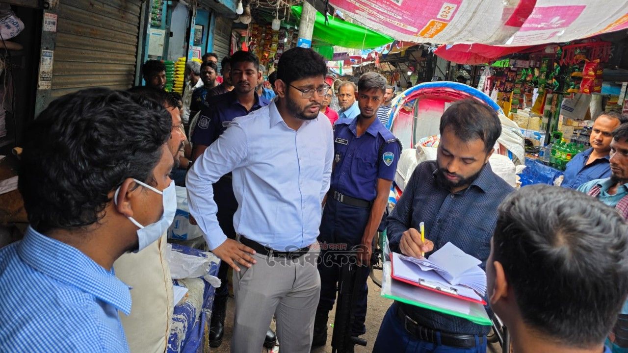 বড় বাজারে অভিযান চালিয়ে ৩৩০ কেজি নিষিদ্ধ পলিথিন জব্দ