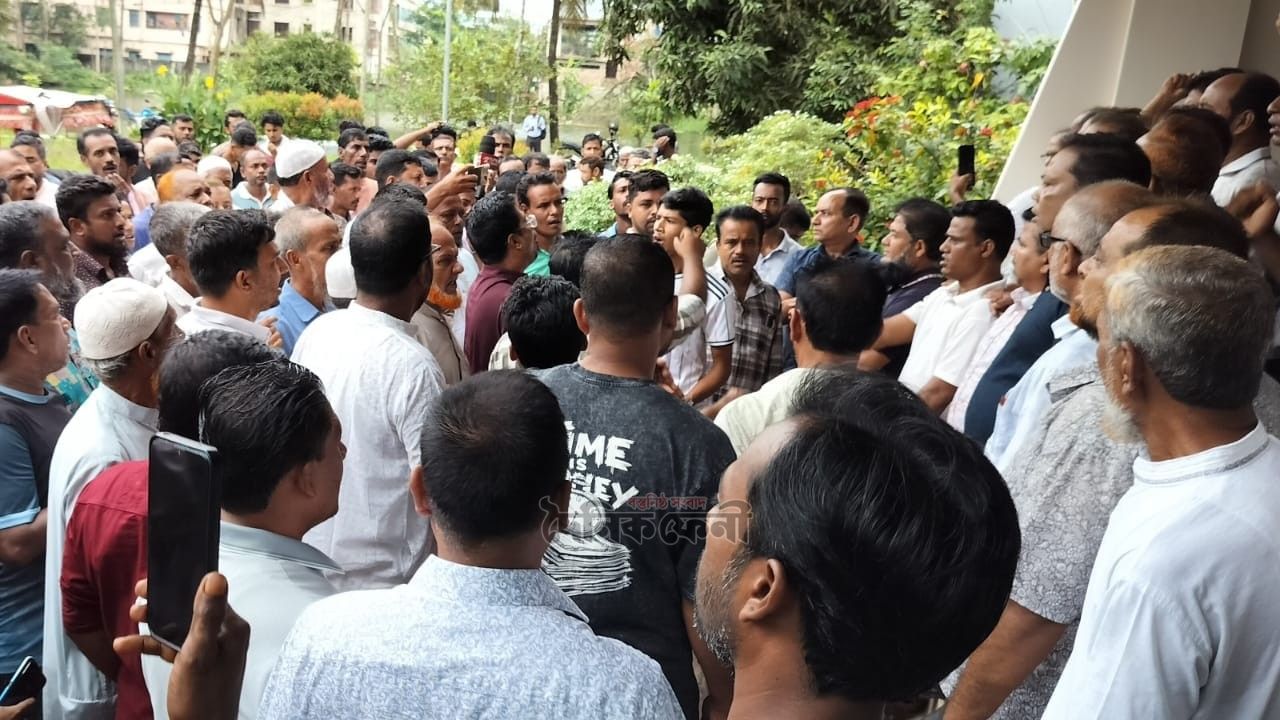 ফেনীতে ফ্যামিলি কার্ড শুমারির নিয়োগ বাতিলের দাবি, ইউএনও কার্যালয়ে বিএনপির বিক্ষোভ