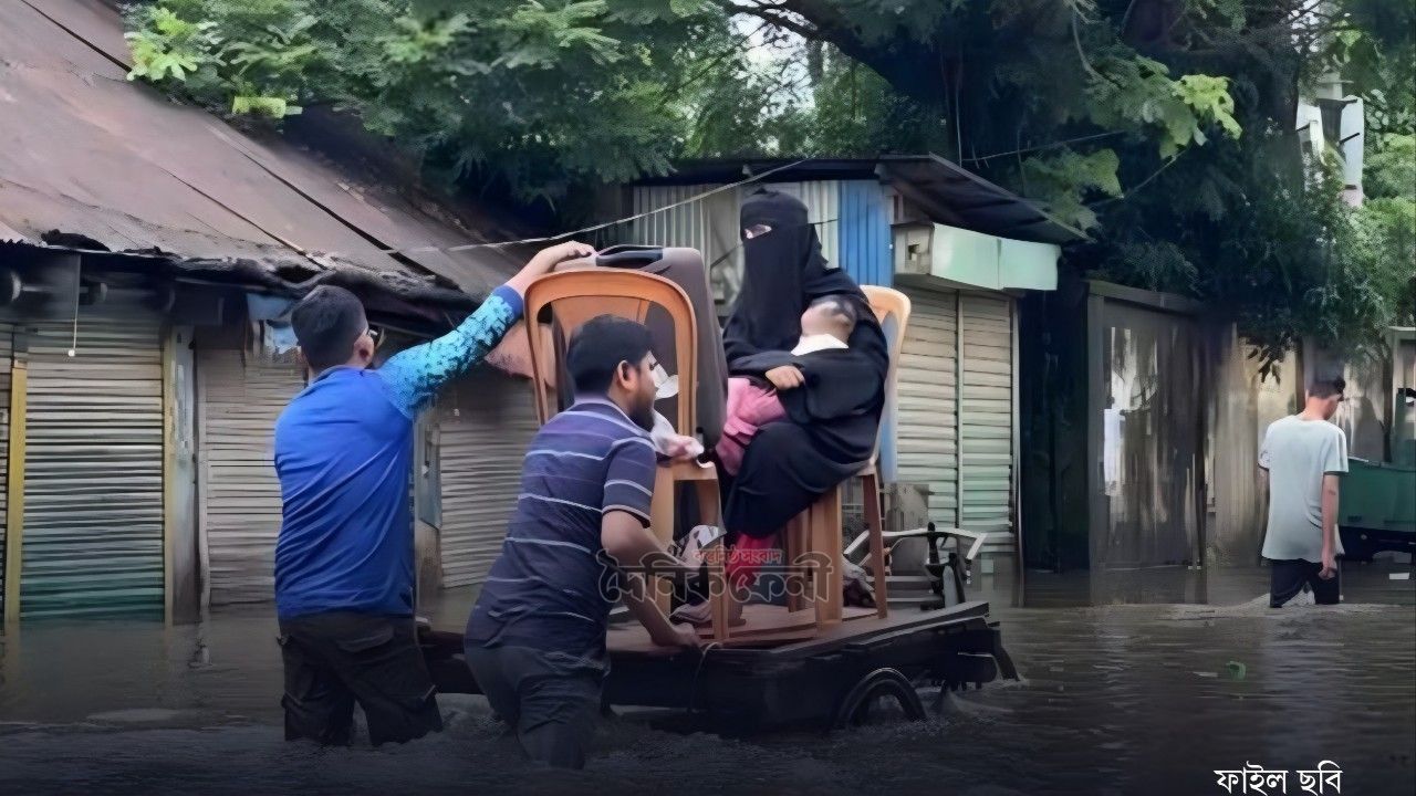 দুর্বিষহ বন্যার ক্ষত নিয়ে  দুঃখ মোছার চেষ্টা