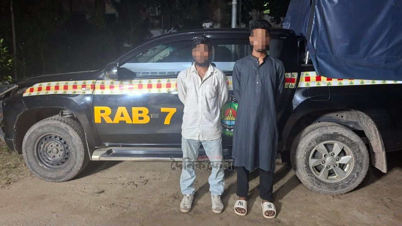র‍্যাবের উপস্থিতি টের পেয়ে পালানোর চেষ্টা, ফেনীতে ১৮ কেজি গাঁজাসহ আটক ২