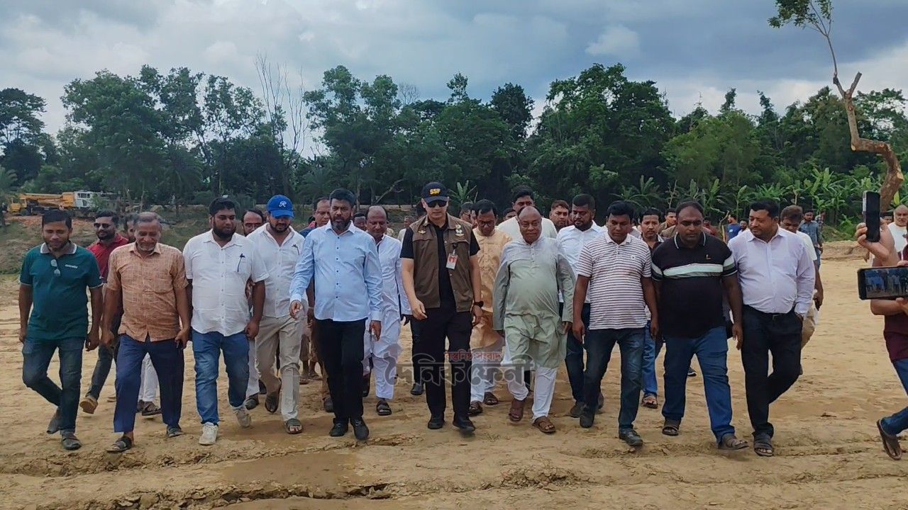 মুহুরীর তীরে প্রস্তুত হচ্ছে সভামঞ্চ
