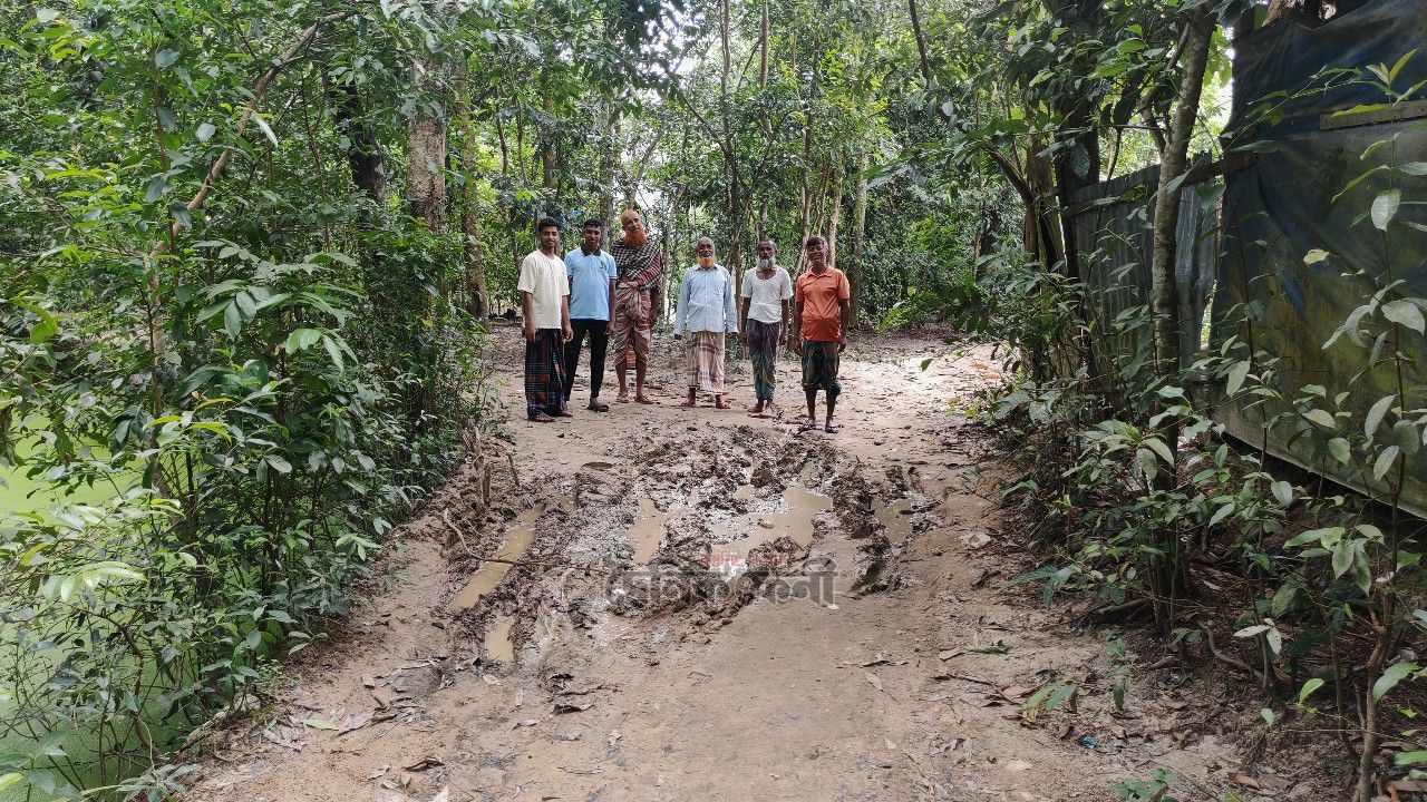 ৪০ বছরেও পাকা হয়নি দেড় কিমি সড়ক, দুর্ভোগে শত মানুষ