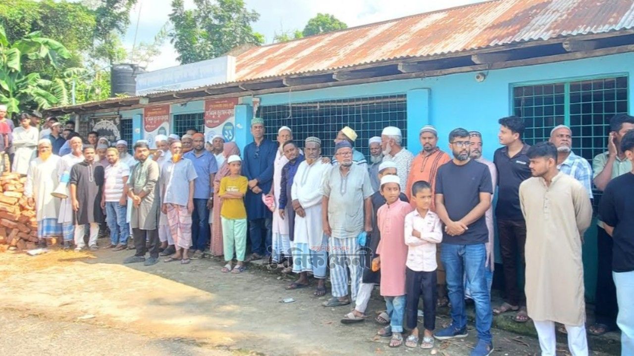 ছাগলনাইয়ায় ধর্মীয় প্রতিষ্ঠানের জায়গা দখলের অভিযোগ, স্থানীয়দের প্রতিবাদ