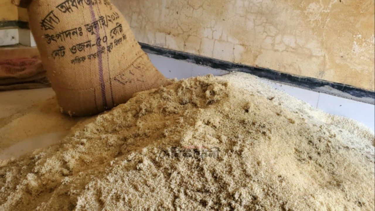 পচা চাল নিয়ে খাদ্যগুদাম ও ইউপি কর্মকতাদের বিতর্ক