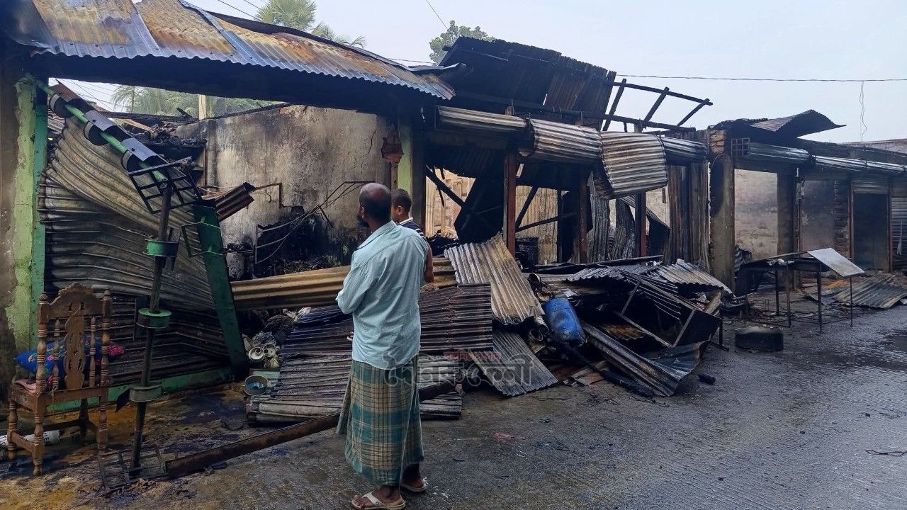 পরশুরামে বারবার আগুনে নিঃস্ব ব্যবসায়ীরা, বক্সমাহমুদে পুড়ল ১৯ দোকান