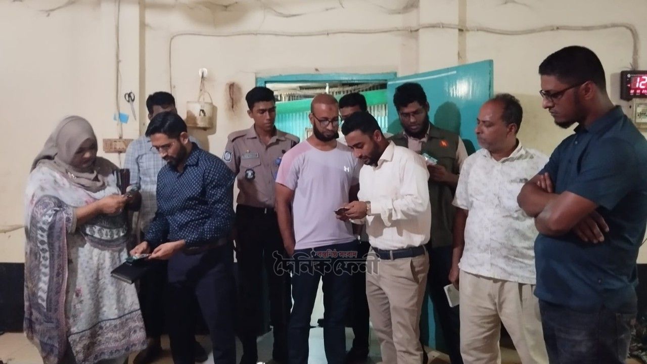 ফেনীতে অস্বাস্থ্যকর পরিবেশে আচার-চিপস তৈরি, রিহান ফুডসকে লাখ টাকা জরিমানা